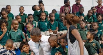 Boy kissing girl photobombs Barack Obama