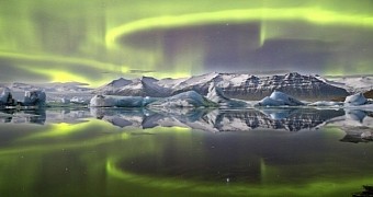 Stunning photo shows green aurora mirrored in a glacial lake in Iceland