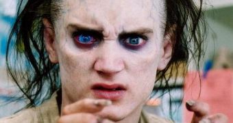 Elijah Wood as Gollum-y Frodo in full makeup for deleted scene
