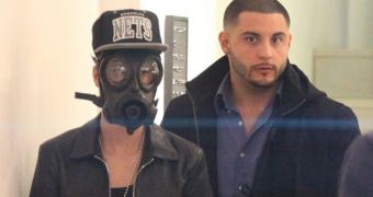 Justin Bieber wears gas mask while shopping in London, because why not?