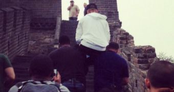 Justin Bieber can’t be bothered to walk on a visit to the Great Wall of China