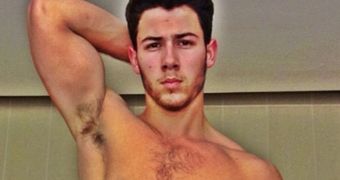 Nick Jonas shows off ripped body in new selfie