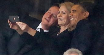 David Cameron, Helle Thorning-Schmidt and Barack Obama grin for a selfie at Nelson Mandela’s memorial