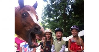 Horse photobombs girls' photo