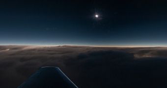 Photographer Captures Solar Eclipse at 44,000ft and 500mph