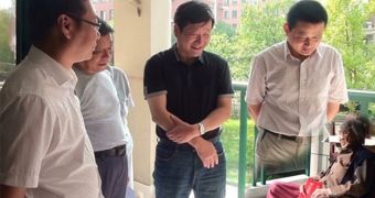 Officials in Ningguo, eastern China, visit a centenarian