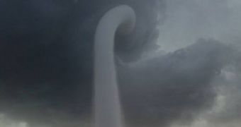 Man in Florida snaps picture of monster waterspout