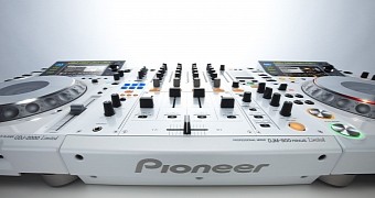 Pioneer CDJ-2000-W & DJM-900 Nexus
