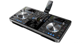 The XDJ-R1 features an Auto Beat Loop function