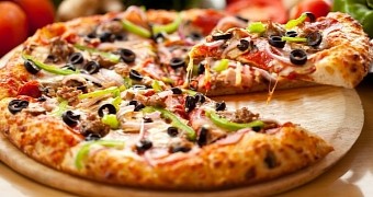 Pizza Delivery Guy Handed $1,248 (€980) Tip, $70 (€55) in Gift Cards