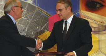 Jean-Jacques Dordain, ESA director general, and Waldemar Pawlak, Polish Minister of Economy, exchange the signed agreements that make Poland the 20th Member State
