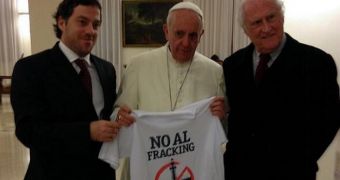 Pope Francis photographed holding anti-fracking T-shirt