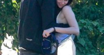 Kristen Stewart and Rupert Sanders make out in public, cheat on their respective partners