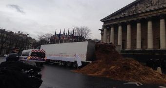Protester Dumps Huge Pile of Manure in Front of France's Assembly