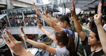 Protesters in Thailand adopt hand salute from "The Hunger Games" as a sign of protest