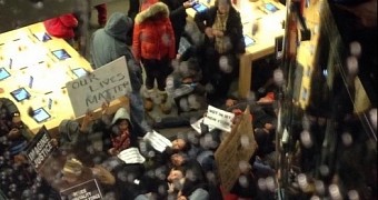 Protesters at Fifth Ave. Apple Store #1