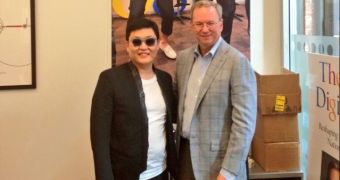 Psy and Eric Schmidt Find Picture of Themselves in Google NY Office