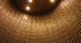 Giant neutrino detector