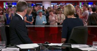 Queen Elizabeth upstages 2 BBC News anchors during live broadcast, on official visit