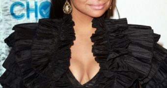 Raven Symone unveils new, slimmer figure, laughs off weight loss