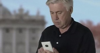 Manager Ancelotti using a Windows Phone