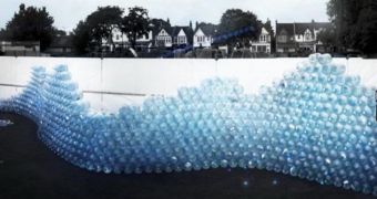 “Waving Wall” placed in Chalkwell, Britain is an innovative kind of street art aiming to determine people to preserve water supplies