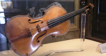 The image of the Spanish Stradivarius II of ca. 1687, on exhibit at Palacio Real de Madrid