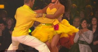 Derek Hough and Ricki Lake get a perfect score of 30 for their sizzling Samba