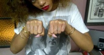 Rihanna got new ink: “Thug Life” on her knuckles and another piece to be revealed