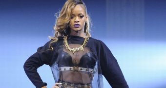 Rihanna performs on her Diamonds World Tour