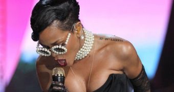 Rihanna performs “Diamonds” at Victoria’s Secret show 2012
