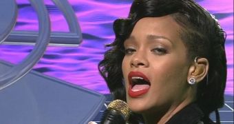 Rihanna Performs on SNL – Video