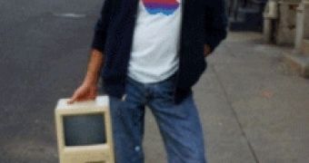 Rob Janoff caught holding a Macintosh wearing a T-shirt with the rainbow Apple logo printed on
