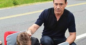 Robert Downey Jr. makes 18-month-old boy cry (click to see full image)
