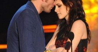 Robert Pattinson and Kristen Stewart recreating a “Twilight” scene at the MTV Movie Awards
