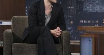Robert Pattinson drops by Jimmy Kimmel to promote “Water for Elephants”
