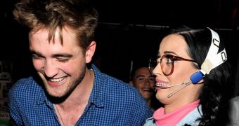 Robert Pattinson parties with women in clubs, is rumored to be moving in with Katy Perry