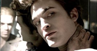 Robert Pattinson says Edward will be darker, scarier, less perfect in “New Moon”