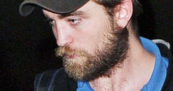 Robert Pattinson goes for the scruffy beard, fans still think he’s incredibly handsome