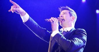 Robin Thicke dedicates song to estranged wife Paula Patton during latest performance