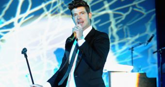 Robin Thicke can't stop himself from stating his love for Paula Patton during concerts