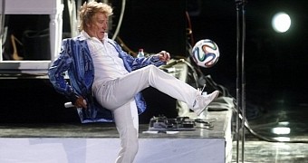 Rod Stewart loves kicking signed footballs into the audience at his concerts