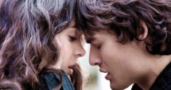Hailee Steinfeld and Douglas Booth are Juliet and Romeo in new film