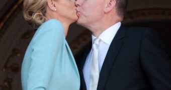 Princess Charlene and Prince Albert share another awkward kiss on their honeymoon in South Africa