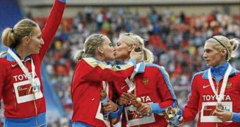 Kseniya Ryzhova and Tatyana Firov kiss at World Athletic Championships in Moscow
