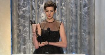 SAG Awards 2013: Anne Hathaway Turns On the Waterworks