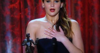 SAG Awards 2013: Jennifer Lawrence Has Wardrobe Malfunction – Video