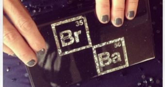 Close-up look at Anna Gunn’s Edie Parker clutch decorated with “Breaking Bad” logo