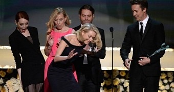 Naomi Watts trips on Emma Stone's dress at the SAGs 2015, almost falls