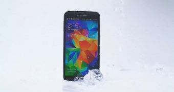 Samsung Galaxy S5 taking the Ice Bucket Challenge